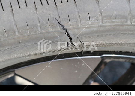 バーストしたタイヤの破断痕のアップ 127890941