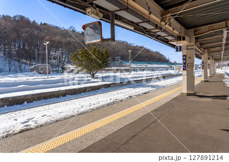 北海道網走市　冬の網走駅のプラットホーム 127891214