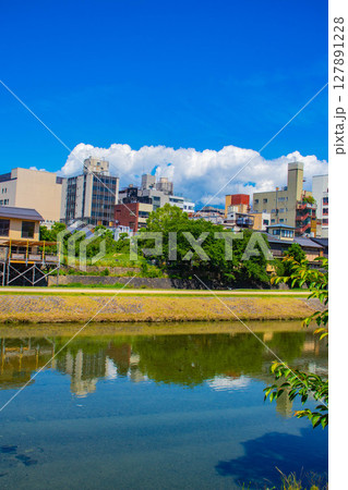 【京都風景】鴨川と先斗町周辺の穏やかな情景 【京都風景】鴨川と先斗町周辺の穏やかな情景 127891228