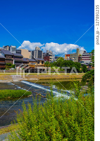 【京都風景】鴨川と先斗町周辺の穏やかな情景 127891235