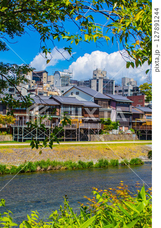 【京都風景】鴨川と先斗町周辺の穏やかな情景 【京都風景】鴨川と先斗町周辺の穏やかな情景 127891244