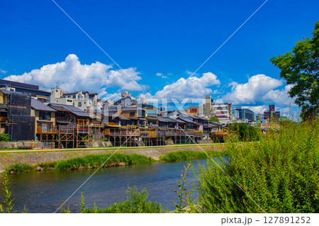 【京都風景】鴨川と先斗町周辺の穏やかな情景 127891252