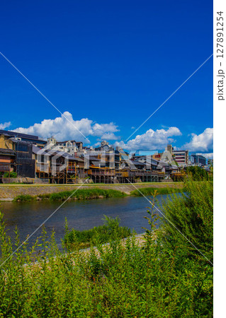 【京都風景】鴨川と先斗町周辺の穏やかな情景 【京都風景】鴨川と先斗町周辺の穏やかな情景 127891254