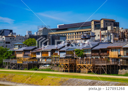 【京都風景】鴨川と先斗町周辺の穏やかな情景 【京都風景】鴨川と先斗町周辺の穏やかな情景 127891268