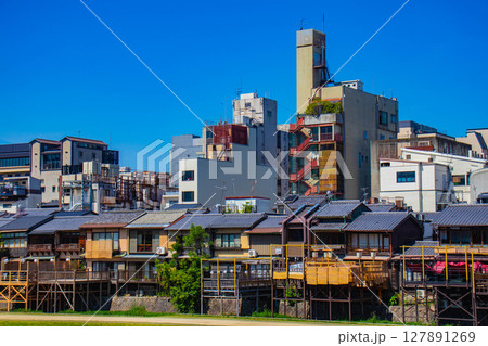 【京都風景】鴨川と先斗町周辺の穏やかな情景 【京都風景】鴨川と先斗町周辺の穏やかな情景 127891269