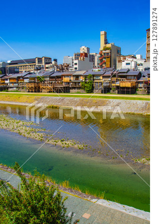 【京都風景】鴨川と先斗町周辺の穏やかな情景 127891274