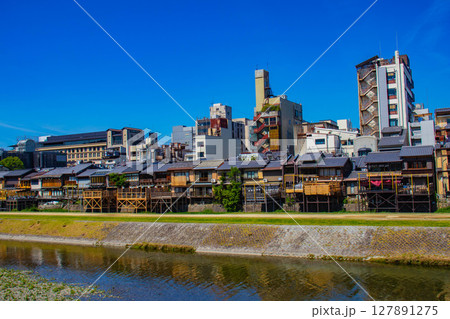 【京都風景】鴨川と先斗町周辺の穏やかな情景 【京都風景】鴨川と先斗町周辺の穏やかな情景 127891275