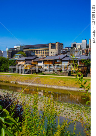 【京都風景】鴨川と先斗町周辺の穏やかな情景 127891285