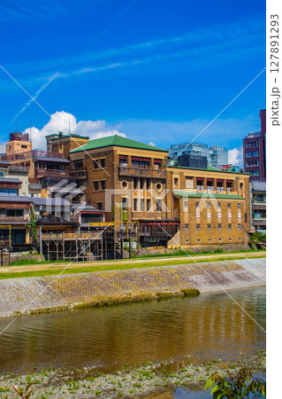 【京都風景】鴨川と先斗町周辺の穏やかな情景 127891293
