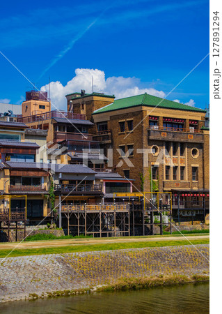【京都風景】鴨川と先斗町周辺の穏やかな情景 127891294