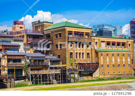 【京都風景】鴨川と先斗町周辺の穏やかな情景 【京都風景】鴨川と先斗町周辺の穏やかな情景 127891296