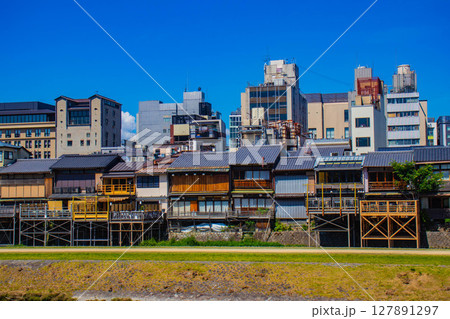 【京都風景】鴨川と先斗町周辺の穏やかな情景 【京都風景】鴨川と先斗町周辺の穏やかな情景 127891297