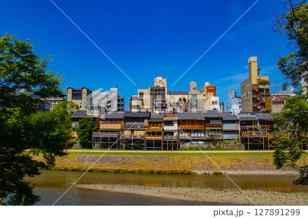 【京都風景】鴨川と先斗町周辺の穏やかな情景 127891299