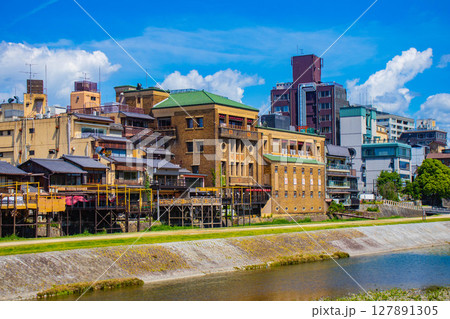 【京都風景】鴨川と先斗町周辺の穏やかな情景 【京都風景】鴨川と先斗町周辺の穏やかな情景 127891305