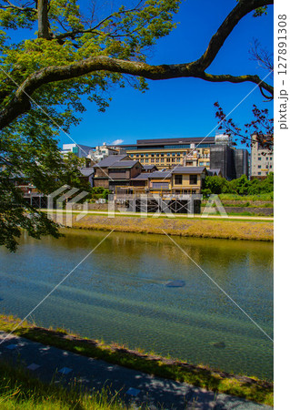 【京都風景】鴨川と先斗町周辺の穏やかな情景 127891308