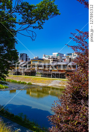 【京都風景】鴨川と先斗町周辺の穏やかな情景 127891312