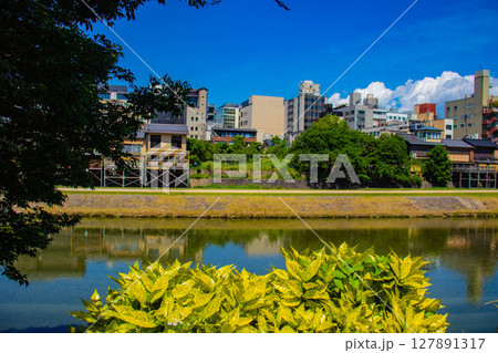 【京都風景】鴨川と先斗町周辺の穏やかな情景 127891317