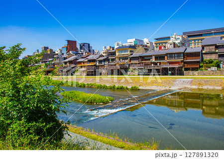 【京都風景】鴨川と先斗町周辺の穏やかな情景 【京都風景】鴨川と先斗町周辺の穏やかな情景 127891320