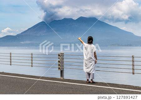 錦江湾を見つめている女性の後ろ姿 錦江湾を見つめている女性の後ろ姿 127891427