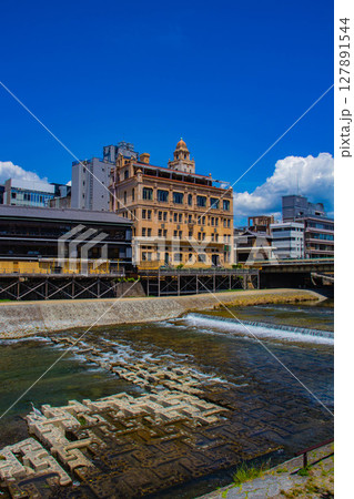 【京都風景】鴨川と先斗町周辺の穏やかな情景 【京都風景】鴨川と先斗町周辺の穏やかな情景 127891544