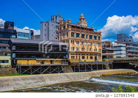 【京都風景】鴨川と先斗町周辺の穏やかな情景 127891548
