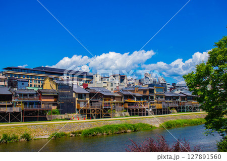 【京都風景】鴨川と先斗町周辺の穏やかな情景 【京都風景】鴨川と先斗町周辺の穏やかな情景 127891560