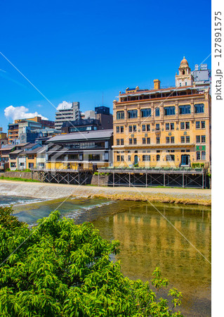 【京都風景】鴨川と先斗町周辺の穏やかな情景 127891575