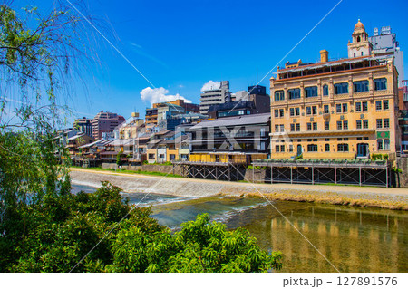 【京都風景】鴨川と先斗町周辺の穏やかな情景 127891576