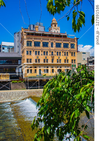 【京都風景】鴨川と先斗町周辺の穏やかな情景 【京都風景】鴨川と先斗町周辺の穏やかな情景 127891586