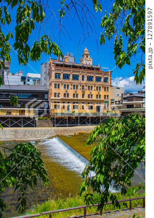 【京都風景】鴨川と先斗町周辺の穏やかな情景 【京都風景】鴨川と先斗町周辺の穏やかな情景 127891597