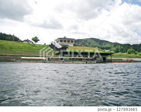 最上川芭蕉ライン舟下り乗船場の桟橋（山形県最上郡戸沢村） 127891665