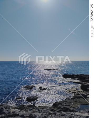 太陽光が差し込む海 太陽光が差し込む海 127892125