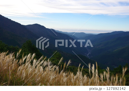 高知県大豊町　ゆとりすとパークおおとよから梶ヶ森スカイライン入口方面を望む 127892142