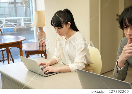 打ち合わせをするビジネスマン 127892209