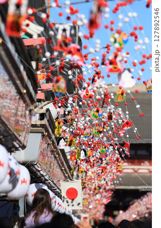 正月の飾りつけがされた浅草寺仲見世通り　 127892546