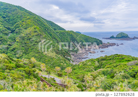 （鹿児島県）佐多岬・展望台からの眺望（佐多岬公園側） 127892628