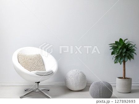 クッションと椅子のある部屋 127892693