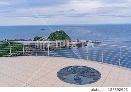 （鹿児島県）佐多岬　展望台の眺望（灯台方面） 127892698