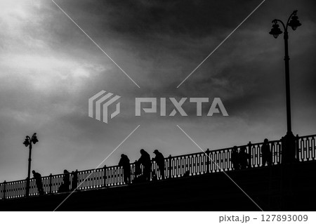 Inspiring black and white scenes of streets and urban life Inspiring black and white scenes of streets and urban life 127893009