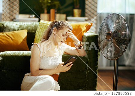 Woman with Heat-Induced Headache Using Smartphoneの写真素材 [127893558] - PIXTA