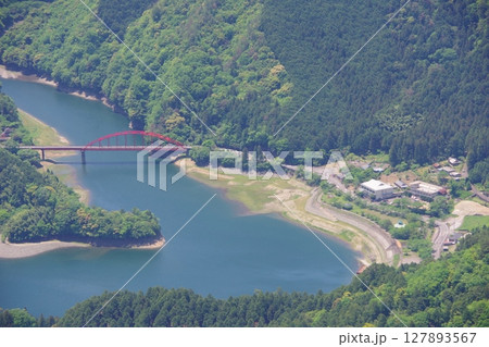 愛媛県四国中央市 西峰展望台から金砂湖周辺を望む 愛媛県四国中央市 西峰展望台から金砂湖周辺を望む 127893567