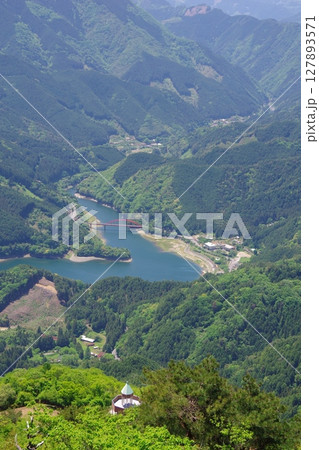 愛媛県四国中央市　西峰展望台から金砂湖周辺を望む 127893571