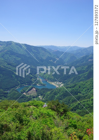 愛媛県四国中央市　西峰展望台から金砂湖周辺を望む 127893572