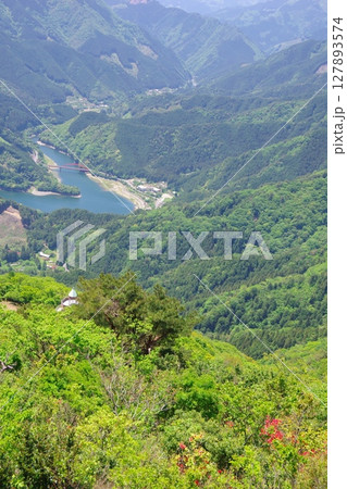 愛媛県四国中央市 西峰展望台から金砂湖周辺を望む 愛媛県四国中央市 西峰展望台から金砂湖周辺を望む 127893574