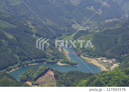 愛媛県四国中央市 翠波高原展望台から金砂湖畔公園周辺を望む 愛媛県四国中央市 翠波高原展望台から金砂湖畔公園周辺を望む 127893576