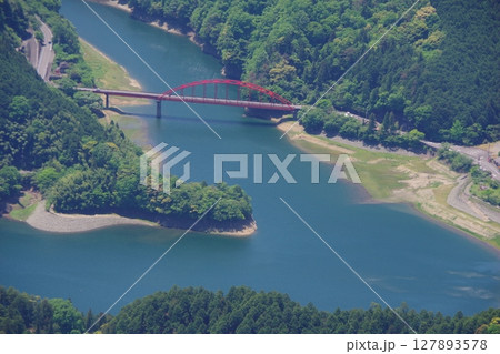 愛媛県四国中央市 翠波高原展望台から金砂湖畔公園周辺を望む 愛媛県四国中央市 翠波高原展望台から金砂湖畔公園周辺を望む 127893578