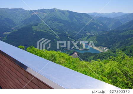 愛媛県四国中央市　翠波高原展望台から金砂湖畔公園周辺を望む 127893579