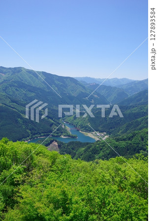 愛媛県四国中央市　翠波高原展望台から金砂湖畔公園周辺を望む 127893584