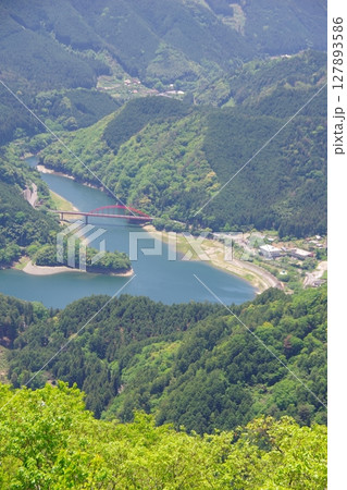 愛媛県四国中央市 翠波高原展望台から金砂湖畔公園周辺を望む 愛媛県四国中央市 翠波高原展望台から金砂湖畔公園周辺を望む 127893586