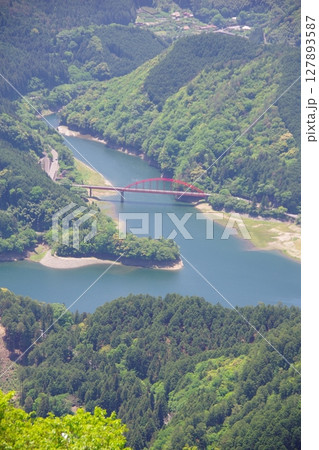 愛媛県四国中央市　翠波高原展望台から金砂湖畔公園周辺を望む 127893587